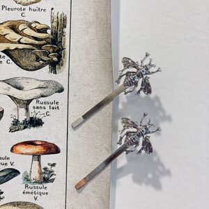 SILVER 🤍 - Bee shaped Hair clips 🐝